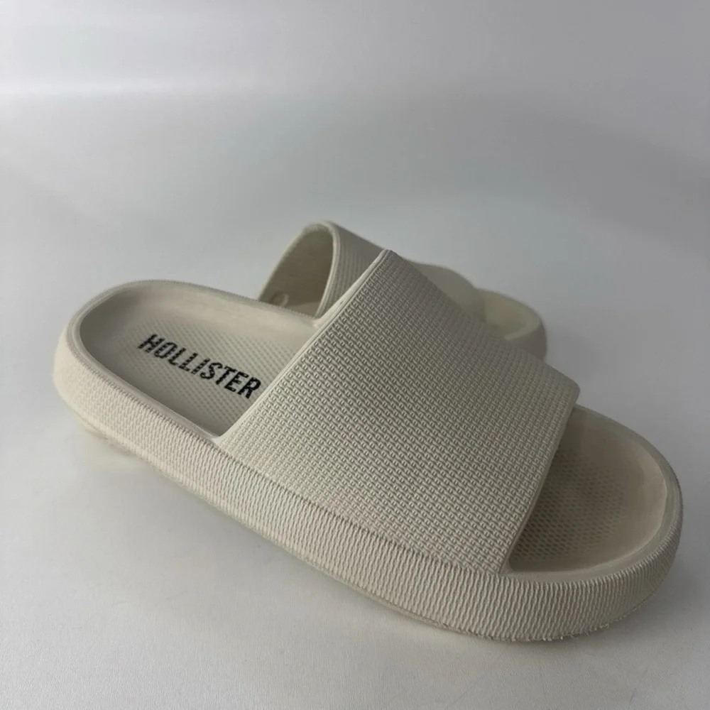 Hollister • Slides - Sandals Men’s Small Beige Foam Comfort Slip-On